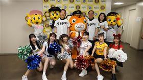 陳世凱與中職啦啦隊到阪神甲子園球場推廣台灣觀光交通部觀光署攜手台灣虎航、阪神電鐵及阪神虎球團舉辦第7屆台灣日活動，交通部長陳世凱（後排左）與中華職棒啦啦隊前往阪神甲子園球場，推廣台灣觀光。（觀光署提供）中央社記者余曉涵傳真  114年6月18日