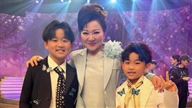 白冰冰(中)犧牲休息時間，也要看周柏霖(左)和周祐均的彩排。（圖／長興影視提供）