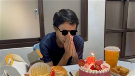 台中21歲黑戶青年，過第一個生日，切蛋糕，梳頭帥照，社會局曝心願 (圖／台中市社會局提供)