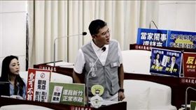 手舉牌,背景,新竹市議會,陳建名,質詢（圖／翻攝自新竹市議會YT,翻攝畫面）