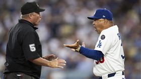 ▲大谷翔平被觸身球伺候，總教練羅伯茲（Dave Roberts）抗議遭驅逐。（圖／美聯社／達志影像）