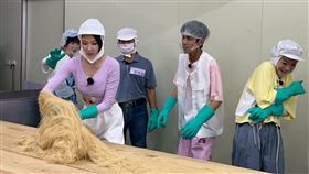 檸檬（左）跟阿翔現場摔米粉。（圖／民視提供）