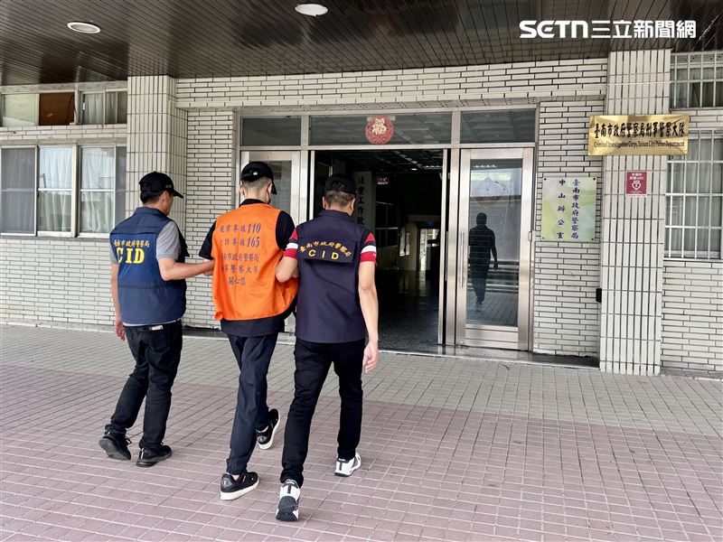 顏純左么子顏大鈞17日晚間在安平遭逮,被帶回台南市刑大釐清案情。(圖/翻攝畫面)