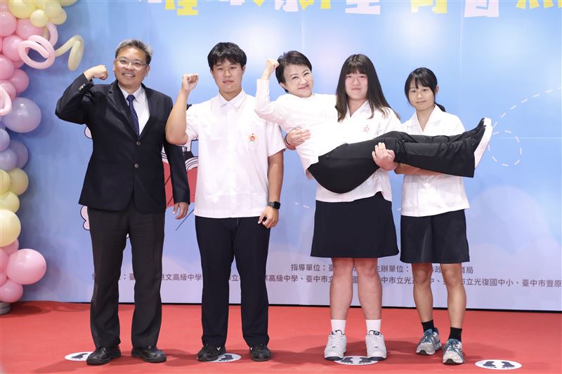后綜高中女學生張詠閑鼓起勇氣,要求「公主抱」擺拍,盧秀燕欣然答應。(圖/台中市府提供)