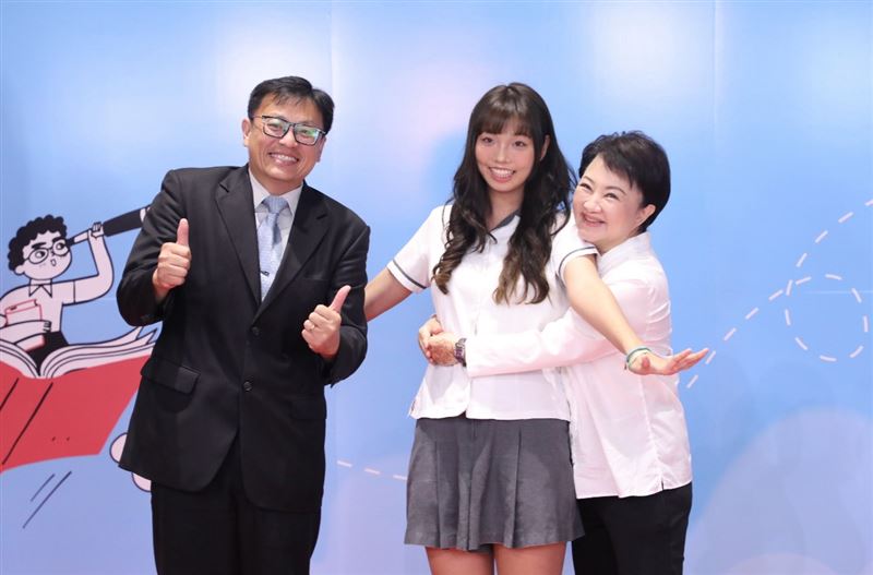 盧秀燕配合獲得市長獎學生,以各種姿勢拍照留念。(圖/台中市府提供)