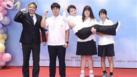 表揚市長獎學生，盧秀燕被女學生「公主抱」擺拍，后綜高中，張詠閑,鉛球，鏈球(圖／台中市府提供)
