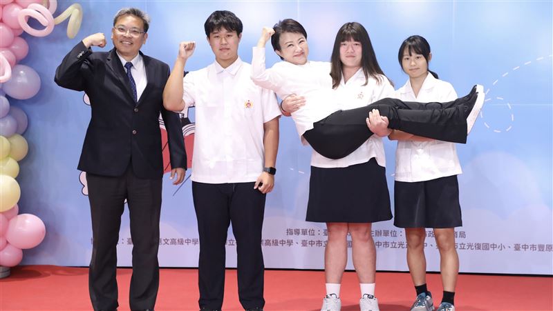 表揚市長獎學生　盧秀燕被「公主抱」笑翻