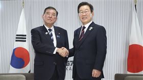 ▲南韓總統李在明站在左側，讓日本首相石破茂站在右側，將象徵「上座」的位置讓給石破。（圖／美聯社／達志影像）