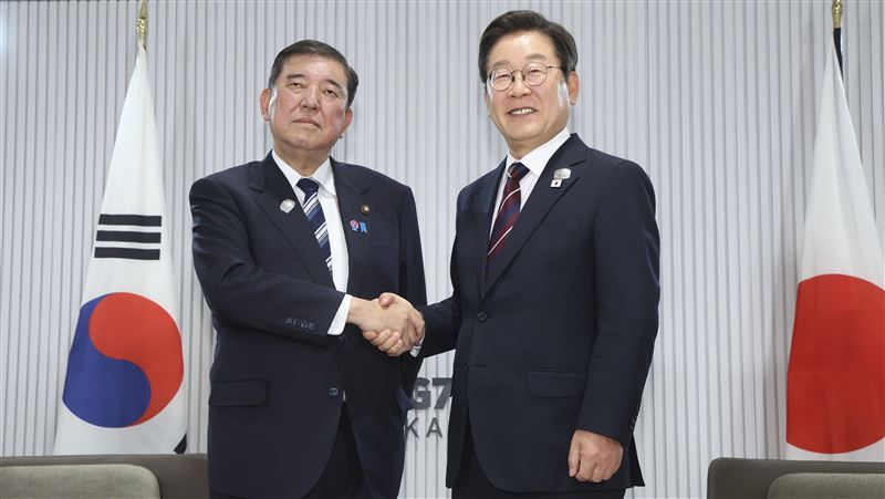 南韓總統李在明站在左側,讓日本首相石破茂站在右側,將象徵「上座」的位置讓給石破。(圖/美聯社/達志影像)