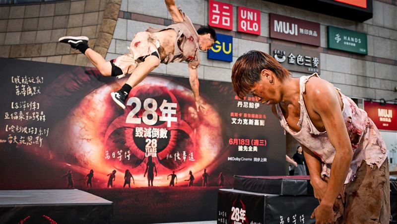 感染者突襲影廳對決特種部隊　觀眾全嚇傻