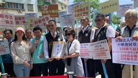 中藥商同業公會全聯會今首度至衛福部前表達立場，訴求「中藥體系自立」。（圖／中藥商同業公會全聯會提供）