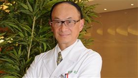 心臟外科權威林芳郁罹患失智症，妻子林靜芸為完成他的願望，在台大醫院設立「林芳郁教授醫學教育衛生基金會」。（圖／翻攝自亞東醫院官網）