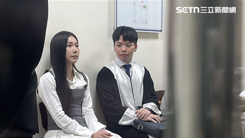 家寧與律師坐在Andy身後，沈默不語。（圖／記者黃翎瑄攝）