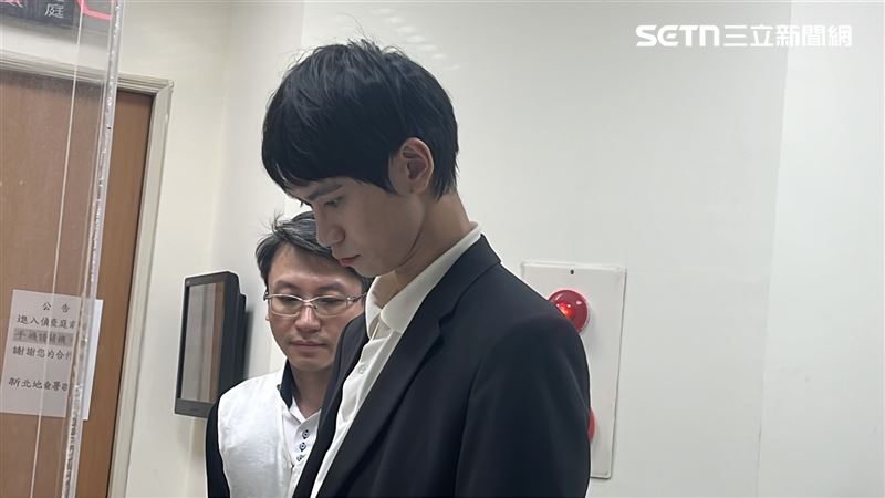 Andy知道家寧就坐在後方，硬是站在報到處前許久，不願轉身找座位。（圖／記者黃翎瑄攝）