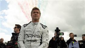 ▲小布在《F1電影》飾演睽違30年重返賽道的車手。（圖／華納兄弟提供） 