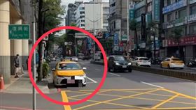 計程車違停於公車停靠區前的紅線上，經民眾勸說還依舊態度逼人。（圖／翻攝畫面）