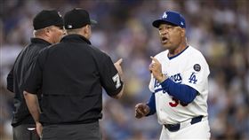▲大谷翔平被觸身球伺候，總教練羅伯茲（Dave Roberts）抗議遭驅逐。（圖／美聯社／達志影像）