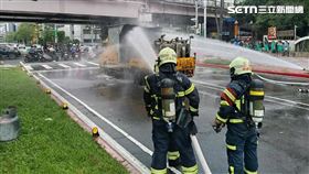 ▲北市1部工程車在辛亥路及基隆路口起火燃燒。（圖／翻攝畫面）