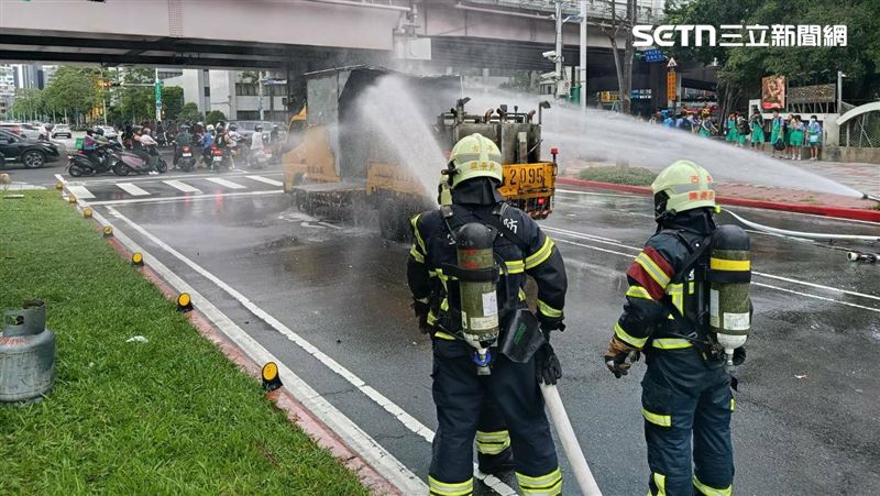 北市1部工程車在辛亥路及基隆路口起火燃燒。（圖／翻攝畫面）