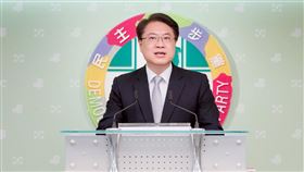 民進黨秘書長林右昌今（18）日召開「與公民同行 罷免文宣三箭」記者會。（圖／民進黨提供）