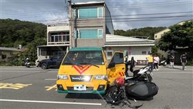 ▲苗栗縣通霄鎮通灣里附近，娃娃車與2機車發生碰撞。（圖／翻攝畫面）