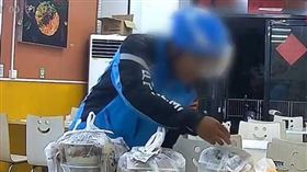 男子穿外送平台制服混入餐廳偷走3份螺螄粉，店家公布監視器畫面。（圖／翻攝自微博）