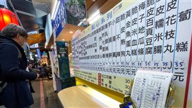 朱澤民：物價上漲實質所得降低  應考慮軍公教調薪薪水上漲的速度跟不上通膨，導致國人實質經常性薪資落入負成長。針對軍公教調薪問題，主計總處主計長朱澤民13日表示，物價上漲、實質所得降低，應該可以考慮調整。圖為民眾傍晚在台北市區購買外食，小吃店菜單價位已更改調漲。中央社記者裴禛攝  112年3月13日