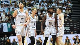 ▲新北國王在冠軍賽G2浪費最多19分領先遭逆轉，兩位大將林書豪、曼尼高還在關鍵追分時刻犯滿畢業。（圖／TPBL提供） 