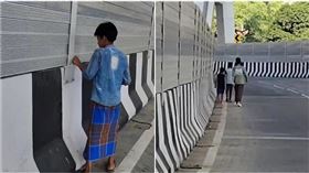 大橋造價破14億！固定用螺絲「遭屁孩徒手拆掉」（組合圖／翻攝自X）