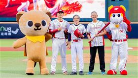 ▲新光人壽與調查局攜手在天母棒球場為味全龍的賽事開球，由新光人壽副董事長洪士琪（右二）擔任打者、調查局局長陳白立（中）扮演投手，齊心推展識詐教育。（圖／新光人壽提供） 