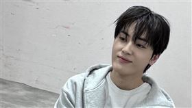 THE BOYZ周鶴年，明日花綺羅。（圖／翻攝自IG）