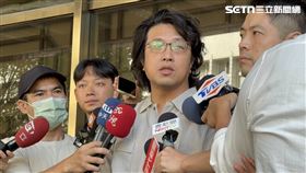 ▲沈伯洋在律師陪同下，抵達北檢代父親對3臉書粉專，提告妨害名譽等告訴。（圖／記者楊佩琪攝）