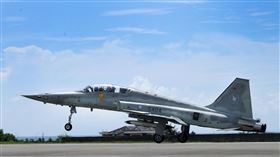 空軍官校飛行戰鬥組畢業學官之F-5E/F型戰機換裝訓練。（記者邱榮吉/攝影）