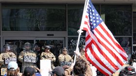 川普打擊非法移民  學者批違反美國精神美國總統川普擴大打擊非法移民，引發示威潮，南加大社會學者巴耶荷（Jody Agius Vallejo）指出，川普藉由移民議題滿足他的威權慾望，威脅美國民主與立國精神。圖為洛杉磯聯邦政府大樓前的示威群眾。中央社記者林宏翰洛杉磯攝  114年6月13日