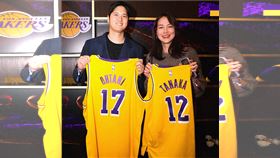 ▲去年12月大谷翔平和妻子田中真美子在湖人球場觀賽。（圖／翻攝自MLB X）