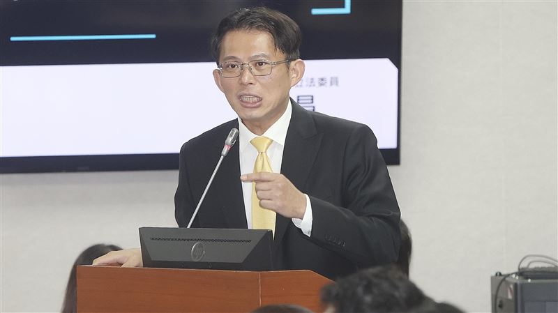 她問:黃國昌「反黑戰神」形象還堪用嗎?