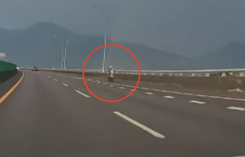 雙載機車闖入國道6號,所幸並未造成嚴重事故。(圖/翻攝自臉書 埔里人)