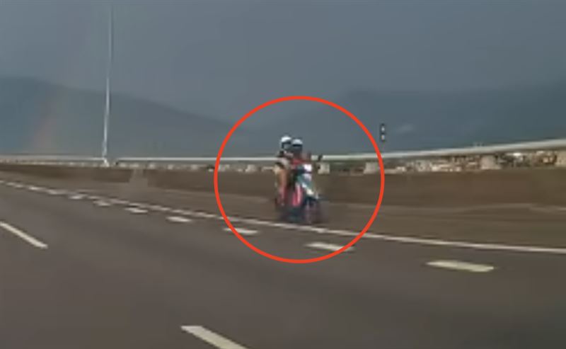 雙載機車闖入國道6號,車上2人愜意聊天,相當危險。(圖/翻攝自臉書 埔里人)