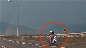 雙載機車闖國道！2人愜意聊天逆向逛路肩