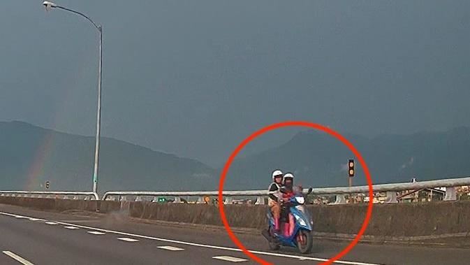 雙載機車闖國道！2人愜意聊天逆向逛路肩