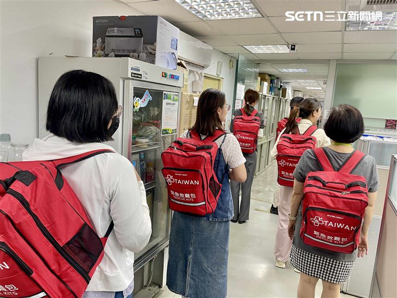 機能食品公司的老闆發給全員工一人一個避難包,數量超過300個。(圖/AconFit 我的健康生活 授權提供)