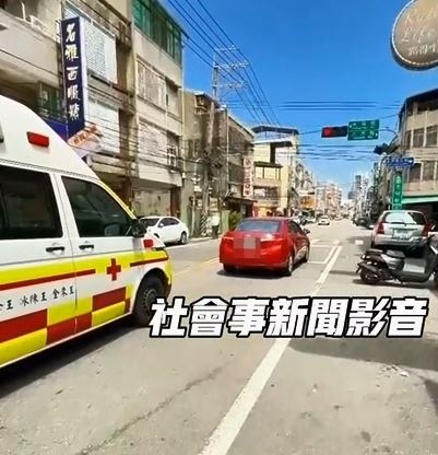 紅車駕駛為了停紅燈阻擋救護車,下場被吊銷駕照。(圖/翻攝自社會事新聞影音)