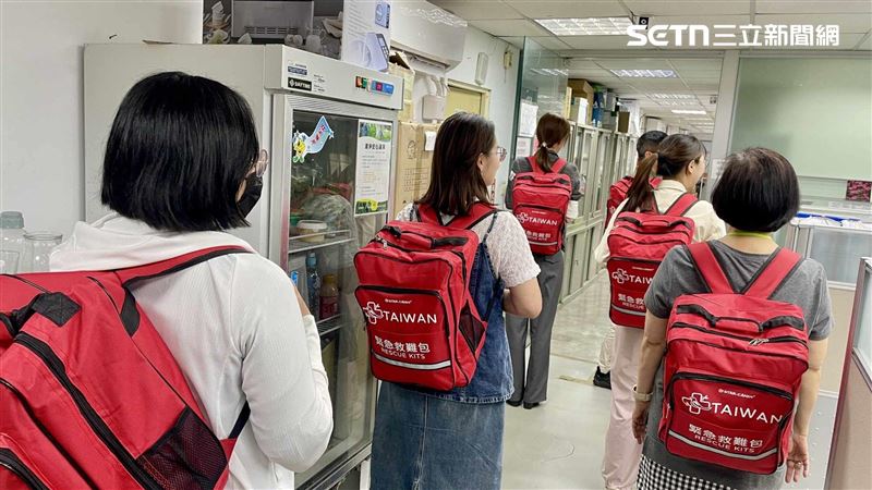 佛心！這公司送全員工「一人一個避難包」