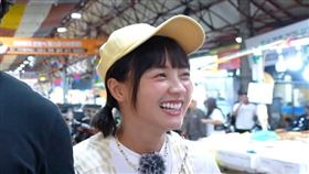 籃籃（右）跟韓國歐巴勾手逛街（圖／公視台語台提供）