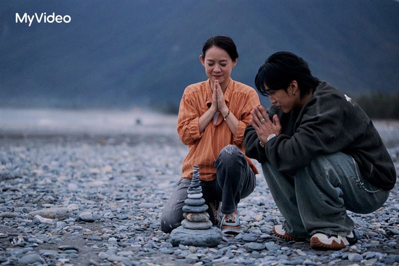 曾寶儀(左)與婁峻碩(右)推石頭為花蓮祈福。(圖/台灣大哥大MyVideo、三立提供)