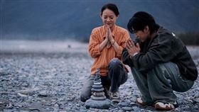 曾寶儀（左）與婁峻碩（右）推石頭為花蓮祈福。（圖／台灣大哥大MyVideo、三立提供）