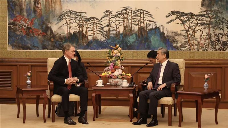 美國駐中國大使龐德偉(圖左),與中國外交部長王毅(圖右)也曾就貿易、非法移民等議題進行討論。(圖/翻攝自X平台 @USAmbChina)