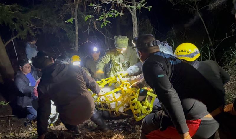 獸醫師發現黑熊體型瘦弱，左前掌受困套索有部分組織壞死，已進行部分切除。(圖／翻攝自林業及自然保育署臺中分署臉書)