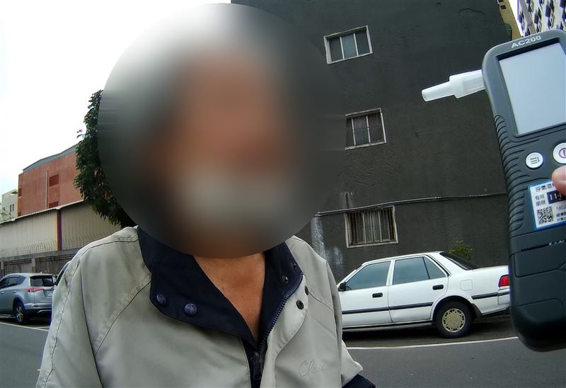 65歲王姓男子酒後騎自行車,因車行不穩遭員警攔查。(圖/翻攝畫面)