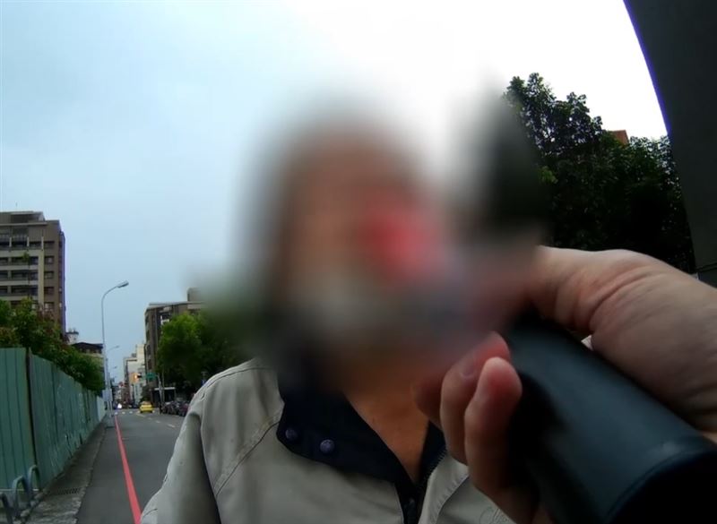 曾任老師的王男搬出物理公式辯解,自己酒駕騎自行車造成的危害不大。(圖/翻攝畫面)